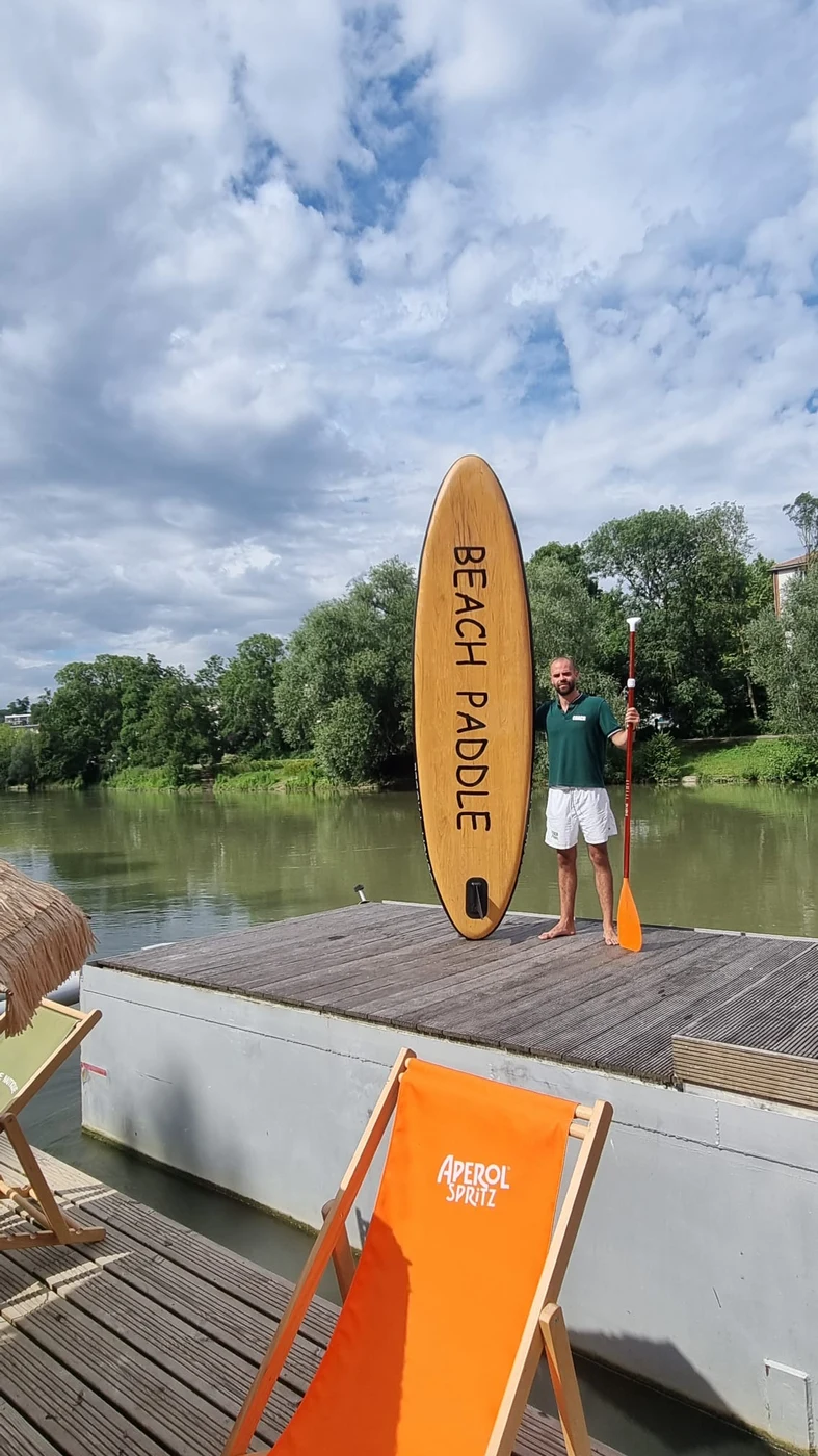 Moment de détente au ponton de la base Beach Paddle avec une planche SUP